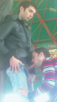 ฉันเจอหนุ่มน้อยที่อยากรู้อยากเห็นที่สนามเทนนิสร้างร้าง