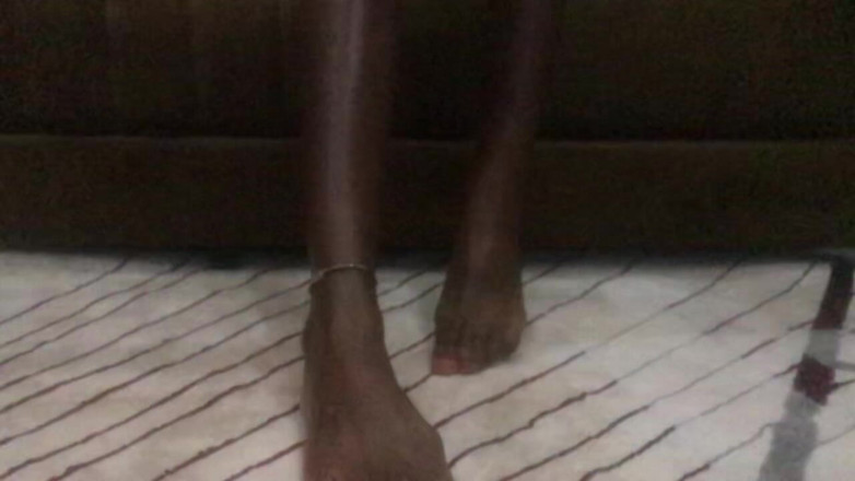 Browngurl234: Afrikanisches ebenholz, füße, fetisch, zierliches geöltes teenie 18 sitzen