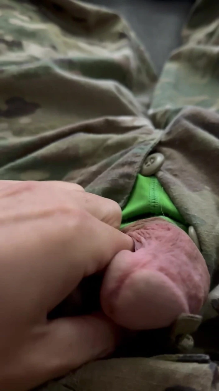 Army Specialist: 穿着制服的饥渴士兵在工作之前炫耀他毛茸茸的球和勃动的军鸡巴，负载很好！