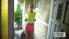 Hookup Hotshot: Winzige titten, blonde tallie lorraine wird auf allen vieren gefickt!