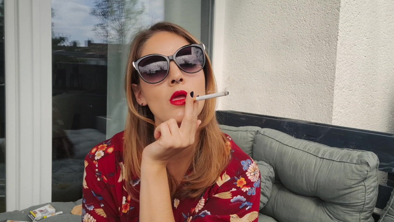 Naughty Natascha: สูบบุหรี่ยามบ่ายที่เงียบสงบ