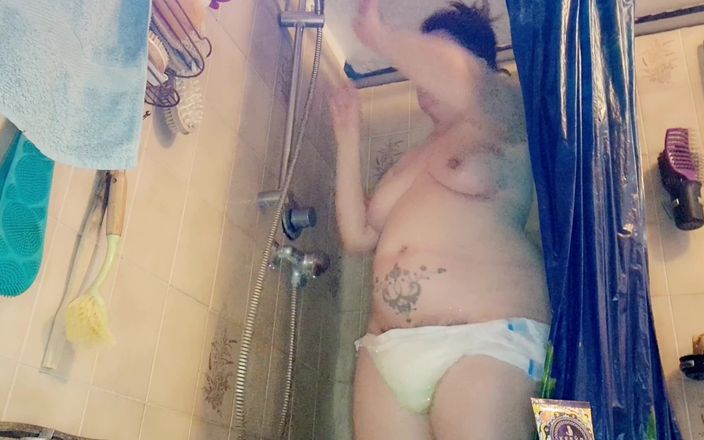 Nicoletta Fetish: Duża brudna pielucha pod prysznicem z włoską macochą