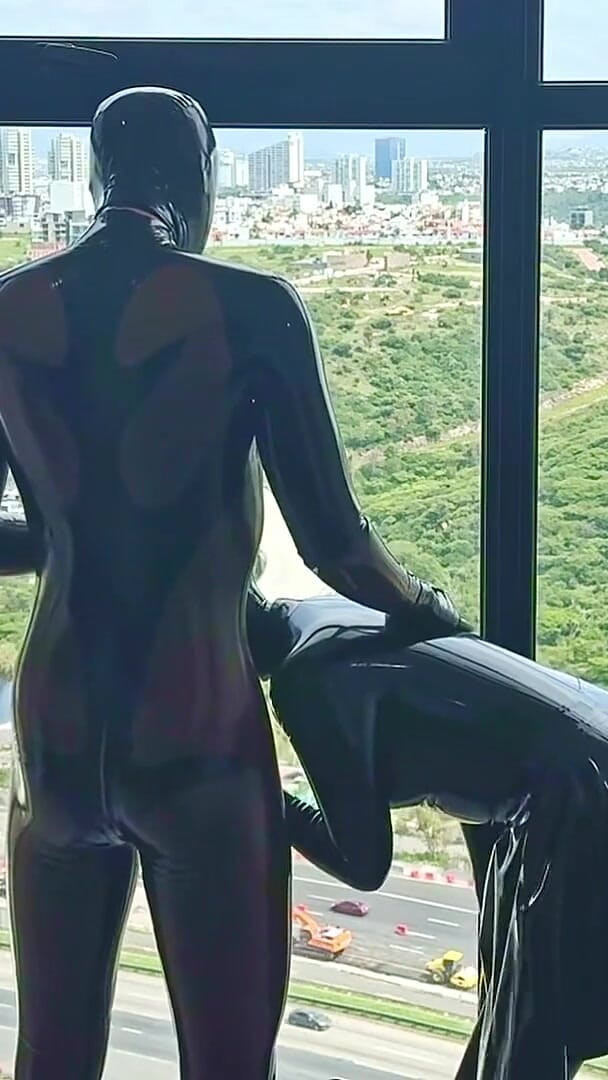 Alex Latex: Cewek sange dengan baju lateks lagi asik nikmatin pemandangan - alex...