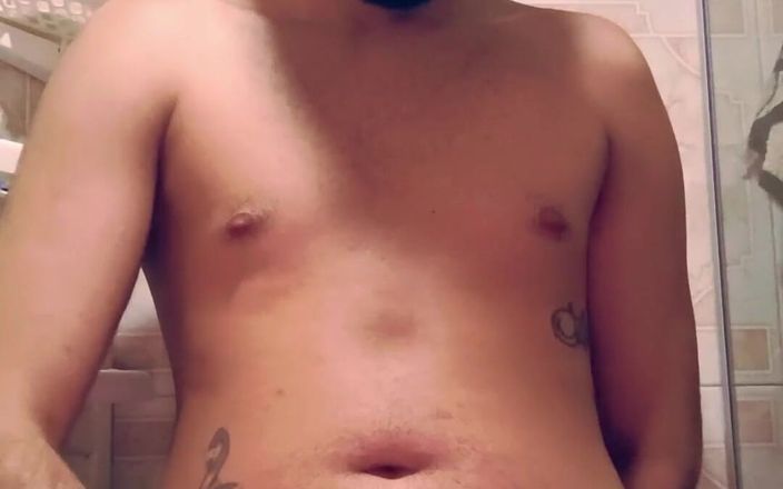 Camilo Brown: Mă masturbez la duș până când ejaculez, apoi continuă