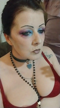MAMĂ SEXY FUMÂND ÎN SUTIEN