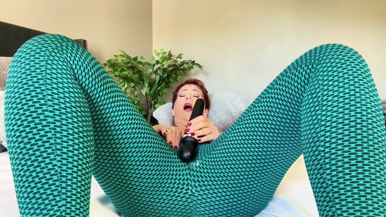 Ruby Lynne: Masukin legging ke memek tante seksiku