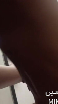 我和一个已婚伊朗女人疯狂地做爱，好让她别忘了给她戴项链。
