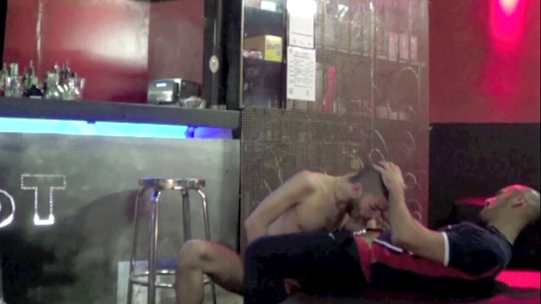 Sneaker gay: セクシーな海峡は、スニーカーでステップパパによって降ろされました