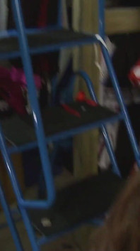 Mamele sexy fierbinți la serviciu nu pot rezista mirosului de pizdă