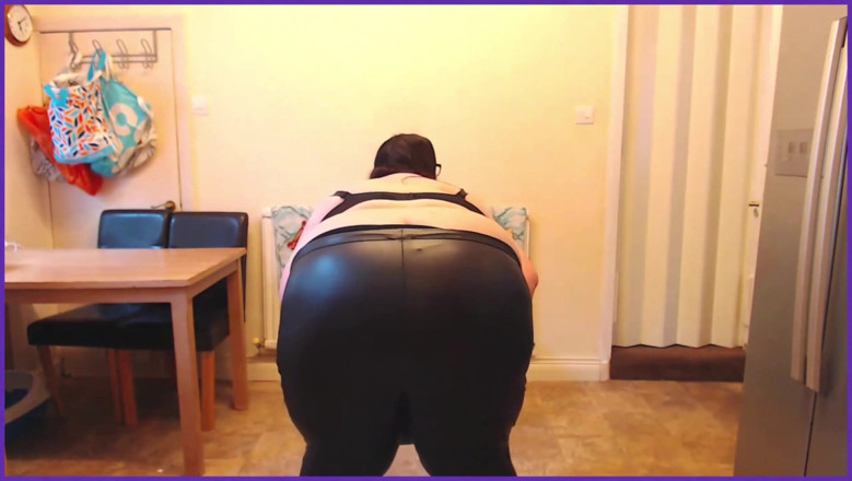 SSBBWLadyBrads: Fat ssbbw in tight leather pants fashion show