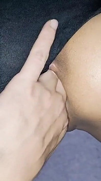 Alla mia babysitter piace masturbarsi quando siamo a casa da soli