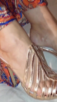 Selena's Feet Worship e Pose in Heels
