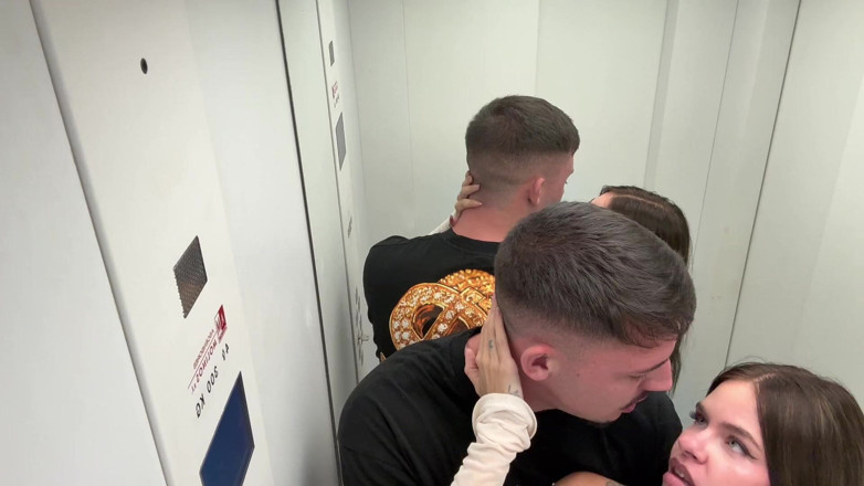 Rossa Vaxx: Asansörde Sevişiyoruz Ve Komşu Bizi Yakaladı