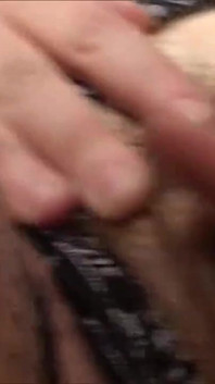 La bbw pelosa ama masturbarsi con il suo dildo giocattolo