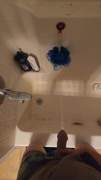 Pisse dans la baignoire.