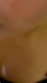 PARTE - 1 Bhabhi entrou no quarto, me acordou e começou a me dar um sentimento e olhou levando meu pau na boca dela.