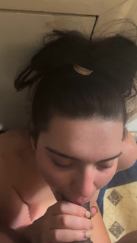 Gorge profonde, éjaculation dans la gorge, orgasme lourd dans sa gorge, facefuck, bite, pipe, couilles profondes sur le chin