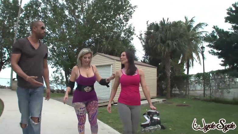 WydeSyde By Sara Jay: 거유 미시 Sara Jay &amp; Kendra Lust 대 자지