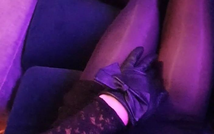 Jessica XD: Gled snabbt på en stretchig svart spetsklänning och glänsande tights...