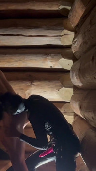 Dunkles pegging auf der treppe mit einem rosa dildo