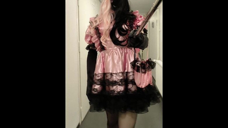 gtwien: Sissy crossdresser Promenera i höga klackar och blinkar