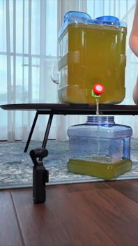 セクシーなブロンドストレッチヨガ全裸で大きなボトルを使用して自分の小便で満たされた