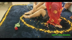 Desi Club House: Pasangan hot yang baru nikah lagi mesra-mesraan di kamar hotel