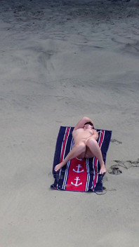 Sinnliche nackte strandgöttin von Drohne gefangen genommen - ultimative aerial schönheit