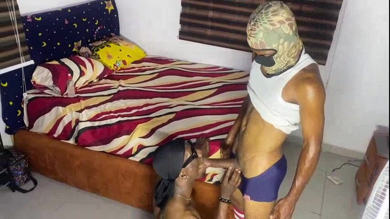 Chief_daddyy: Regardez comment moi et moi me fais baiser dans sa...