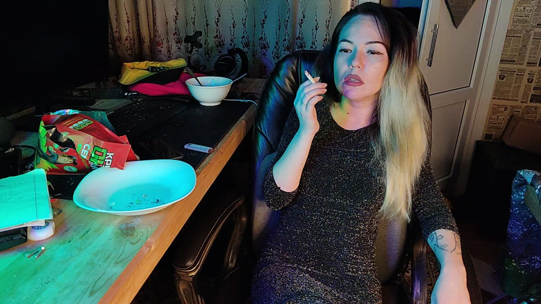 Blowjobs Alice: Красива господиня курить