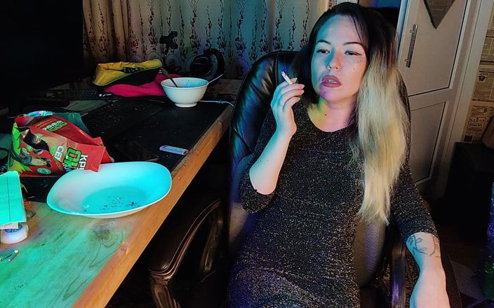 Asian wife homemade videos: सुंदर मालकिन धूम्रपान कर रही है