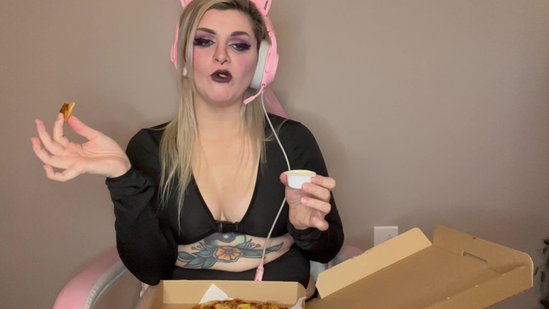 EeveeXo: Gamer Girl Mukbang con Rutto e bloating