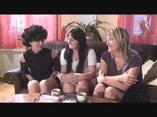 Hard Lesbians: Pelacur dewasa lagi asik seks threesome lesbian