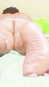 Il massaggio ai piedi finisce con una buona culla che succhia la figa
