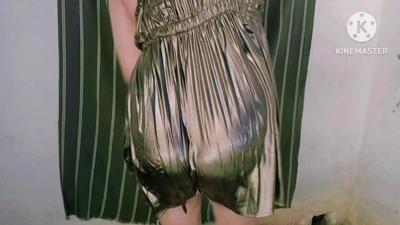 Ankurpriya000: Priya yengenin banyo videosu sosyal medyada viral oluyor.