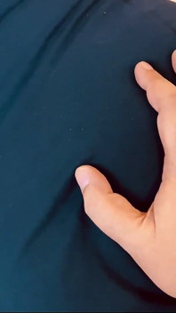 继子偷偷进入继母房间，她的天然巨乳弹跳，直到她让他射在她体内