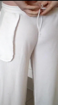 01 - piscia nei pantaloni della tuta bianca
