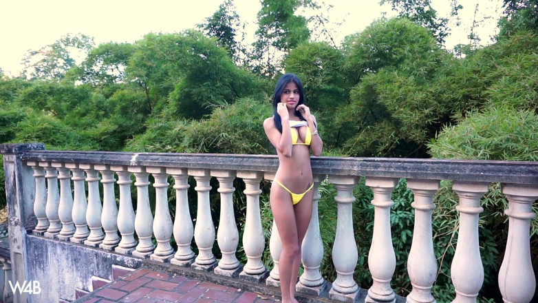 Watch4beauty: Yellow Bikini