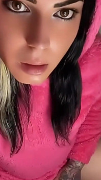 パジャマ姿のトランスジェンダーの女の子エマが自慰行為をしている