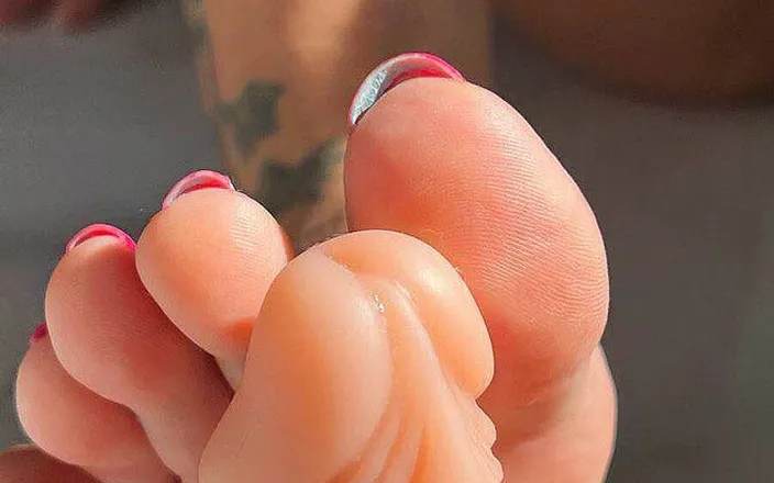 Julia domaina: Bare Feet with Long Toes and Footjobs in a Shower