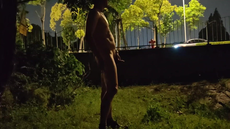 ChineseBisexual: Onanera med bar rumpa bredvid en trafikerad väg och komma