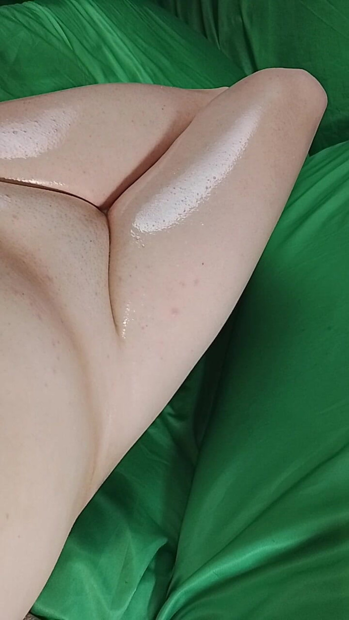 Kitty_Cross: オイルを塗った女性の脚、甘くてシシーなチンポが自慰をする、かなり魅力的