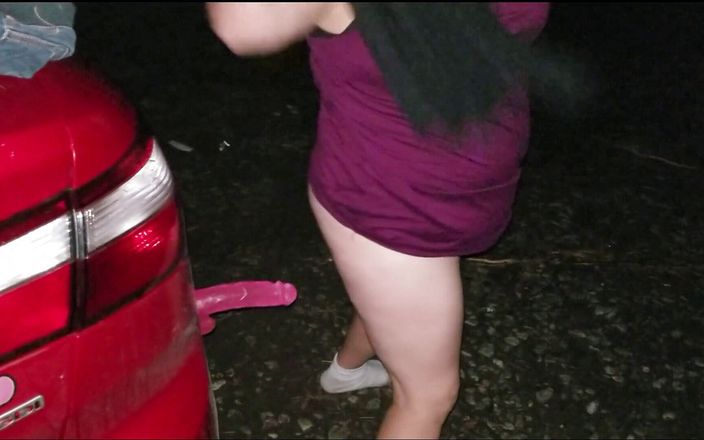 Sexy NEBBW: Сексуальна товстушка трахає свою машину і ділдо