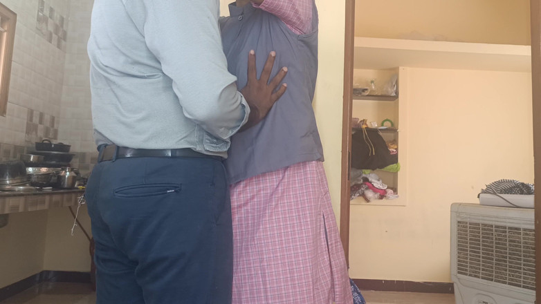 Ilakkiya: Schoolstudent en leraar genieten van neuken op zijn hondjes