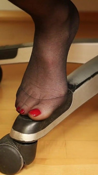 Zuecos rosas sucios y medias de nylon negras rotas - provocación de pies bajo los pies crudos