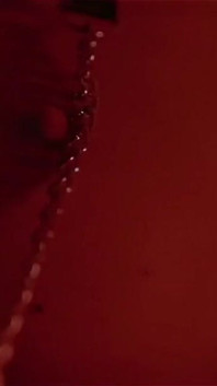Vũ công thoát y đang thủ dâm