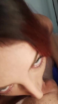 Liz Rainbow, reine suceuse de bites, m’a laissé éjaculer sur son visage en lisant un livre.