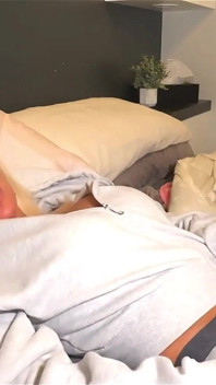 Futa arrapata a letto con sborrata facciale!