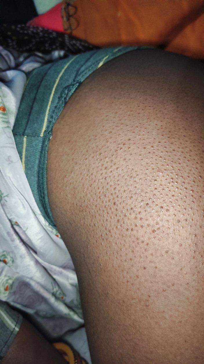 Racing: Istriku masukin jarinya ke dalam memeknya dan crot di dalam...