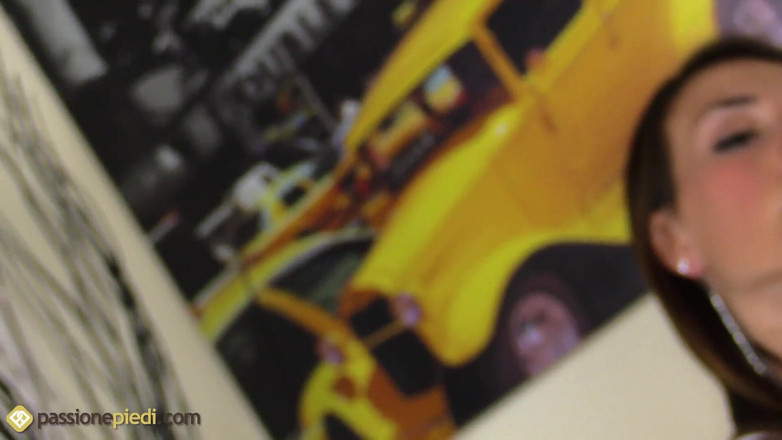 Foot Fetish HD: Ginevra nóng bỏng ướt át hút thuốc lá trong khi khoe đôi chân...